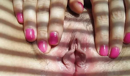 Una chica llorando se encuentra en las bolas de la jaula con las manos atadas y dominadas con videos caseros vecinas plástico de rábano picante golpeado por detrás