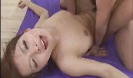 El jefe olió cuando se burló de ella en la reunión y uno de ellos dijo que probablemente era una mierda, entonces esta perra decidió probarle que está muy caliente en la cama y pateándola en la cara, está vecinaxxx muy caliente.