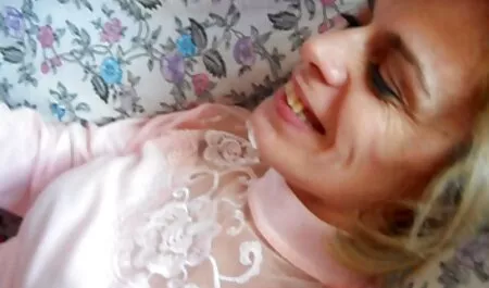 Una chica rubia, de ojos marrones conoce a los dos chicos en la calle y los invita a su casa para jugar un poco travieso con su culo, y el chico es como esta puta en el ano de Doble penetración videos xxx con la vecina y llena uno de los
