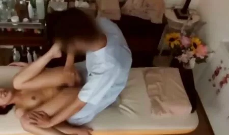 Rápidamente la chica recibe a una joven en la cara y pone la suya en el videos xxx de vecinas cuello.