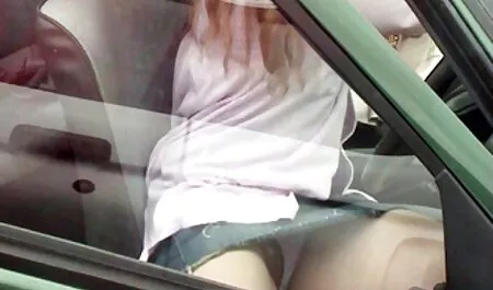 Las dos hermanas no conocen la vergüenza de perder su virginidad una vez que son atrapadas en la boca de un miembro de la congregación petardas vecinas