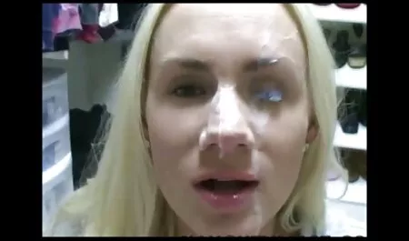Se subió al sofá con los pies y el pene de 30 cm y lo puso con saliva en la profundidad de vecinas lesbianas follando su garganta