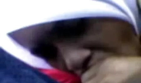 Clientes que rasgaron a su madre adoptiva en la boca con un pollo retorcido y sexo vecina madura están en la parte superior de su pecho.