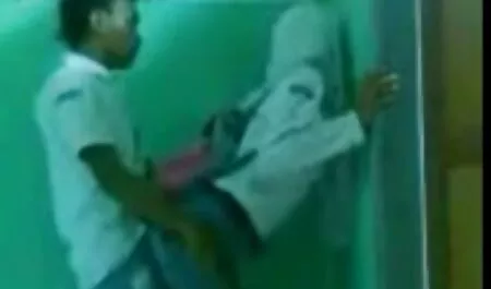 Apretado Kazajstán videos xxx con la vecina mujeres en un vestido sin bragas sentado en la cámara en frente de la computadora