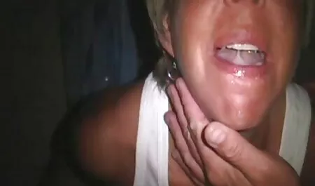 Aprieto unos dedos en la tapa, y sale de todas vanessa la vecina xxx las ranuras
