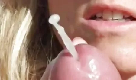 Cuídate videos xxx de la vecina coqueteando con una chica llena de lujuria y sexo con ella en la cocina para una taza de café