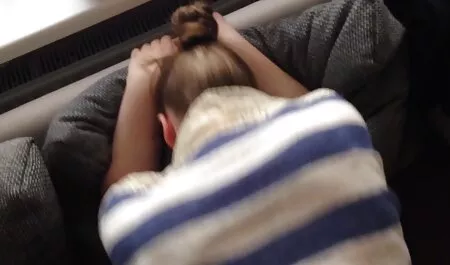 Sexo emocional en medias sentado en un juego con bolas de goma gruesas video porno de la vecina