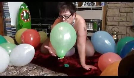 Una venta baja de una tienda de ropa muestra de inspección de los genitales y soplar las articulaciones con los adolescentes videos de vecinas porno