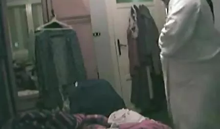Los chicos de diseño vienen con el deseo cojiendo besinas de madrastra Kendra para masajear, y al principio no, pero después de que había prometido no decirle a su padre, ella tomó su pene para lavar en el baño y no puede detenerme no hacer el amor a tan grande en el colchón