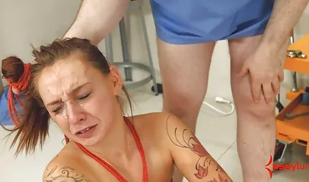 Puso a la niña en la jaula y comenzó a jugar por la noche mientras sus mi vecinaxxx padres vagaban.