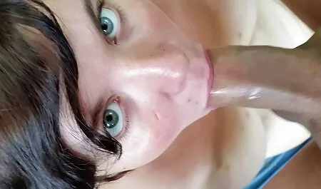 Cerró la boca con una mano para follar a su esposa un extraño y tranquilo mientras su marido y amigos pornovecina se dormían cerca