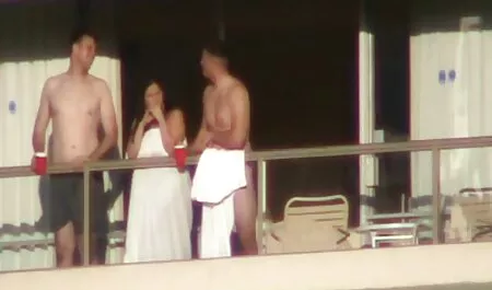 Viejo bastardo miró a los jóvenes stepons después cojiendome ami vecina de la ducha y en la parte inferior de la puerta
