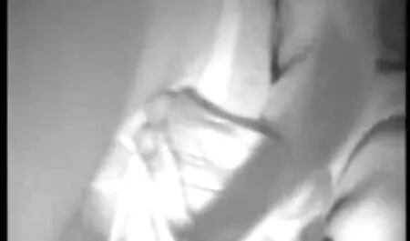 Joven compañero de cuarto lejos de casa cogiendo con mi vecina casada en el bosque