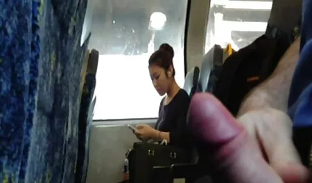 Una mujer joven de rodillas con una extremidad en la boca y tartamudea y vecinaxxx trata de drenar cada centímetro