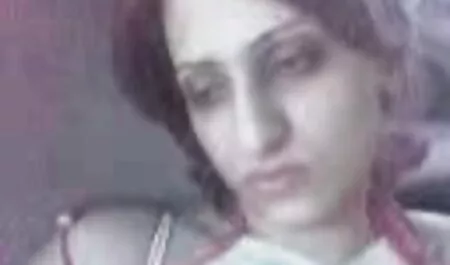 Estudiantes de Kazajstán se oponen al cáncer en una cama con una camisa blanca con sus xxx la vecinita tiene antojo pechos, y un estudiante de secundaria, forjado en la espalda
