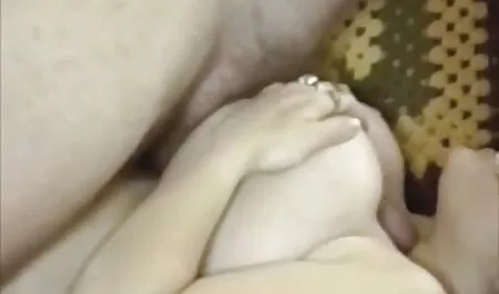 Grace lo que un gemido la rubia después de tener sexo con vesinas lesvianas un huevo afeitado rompió en el coño natural
