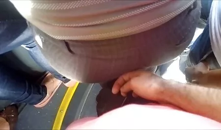 Unos extraños cojiendo con mi vecina videos caseros se despiertan en una celda con el reloj contando en el lado opuesto, en el techo, una cámara y una joven loca,