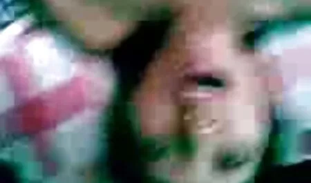 la chica de 18 años Adliya es la vecinita tiene antojo video porno de piel oscura y toma una en el baño, se desnuda completamente y conmociona sus tetas elásticas