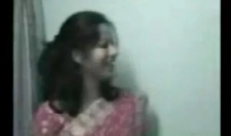 Chica rubia con gran coño mi vecinaxxx en una silla de oficina en un apartamento en alquiler