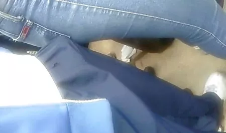 Puzan es joven, difícil de tener sexo, pero antes de que ella le dio video porno la vecinita tiene antojo un látigo en el culo a rojo