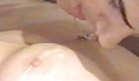 Un hombre la invitó, hermosa chica, picnic, y en la naturaleza, el encanto vecina xx elegante que puede conseguir fácilmente debajo de su falda, suave y una puta en el césped verde