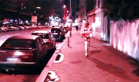Los hombres seducen a las mujeres delgado y chico caliente comienza a estirarse en las nalgas. cojiendo con mi vecinita
