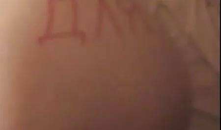 El comprador no follando con tu vecina se avergüenza de atornillar los muebles del sofá del vendedor.