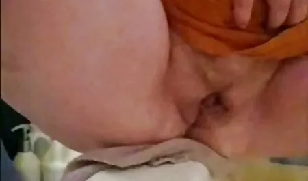 La gente se quejó a la suegra de su esposa, su grasa y borracho, la cogiendo con la vecina xxx mujer hasta un poco incluso en la vagina, es denso.