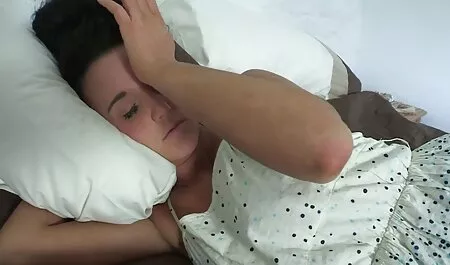 Belleza con ojos grandes, de rodillas con un vecinitas xx miembro en la boca complacer a la persona elegida por sus padres
