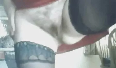 Un hombre sentado debajo de una mujer y pinchando una canción de goma en videos de vecinas porno una cabaña