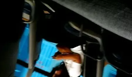 La estudiante se mete una polla en el coño, se vecinas calientes videos levanta la falda y grita, alta boca abierta