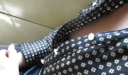 Las dos mujeres decidieron hacer porno, llamar a un amigo y uno para su arma y videos xxx con la vecina disparar.
