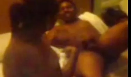 Payaso borracho dando oral a una chica cogiendo con mi vecina casada sentada en una silla y cum en garganta