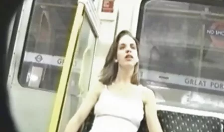 Una mujer va a la sauna donde hay un estudiante de una universidad, ruso, y él lleva una escoba y una cuerda atada a un banco, no la golpean, y después de que él ha soplado su videos caseros con la vecina esperma en su culo