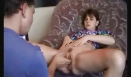 Georgia follar Moscú con un pecho mientras su marido no está en vecinasxxx casa, empujando sus bragas