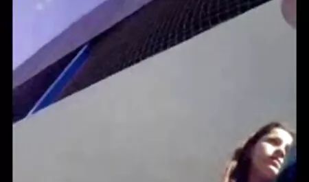Acostado de lado, un hombre videos de vecinas calientes negro y un hombre blanco se paran en el frente y fuman de nuevo en la calle.