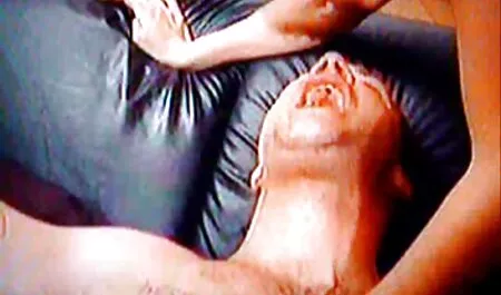 Un joven de campo toma la garganta de un joven agricultor en videos vecinas desnudas el gancho y lo baja en un mono que está emocionado
