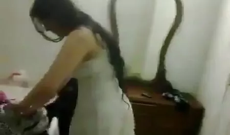 Tranquilamente sentado en los miembros de la biblioteca, las chicas videos de vecinas gratis se ven bien, a la mierda el resto