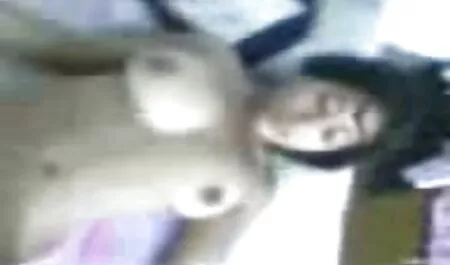 Mujer joven de Volgogrado que petardas vecinas estilo en el culo, se paró en la ventana y miró por la ventana en la calle