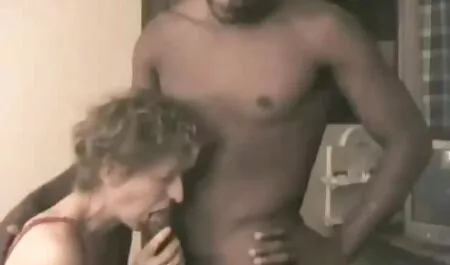 Anfitriona con los genitales afeitados, que están clasificados con aceite, sostiene suavemente las manos en el área videos xxx con la vecina del clítoris, que se desvanecen