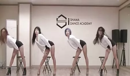 Vertió aceite en los pantalones cortos de bailarín vecina caliente porn y rasgó en el quinto lugar