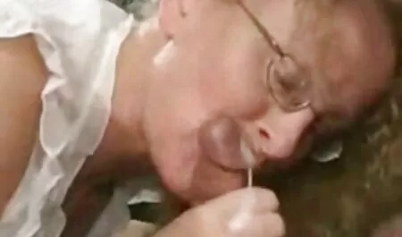 Mujer joven con una garganta profunda y pastor, chupando, empujando, follando en el tamaño del petardas vecinas número en anal