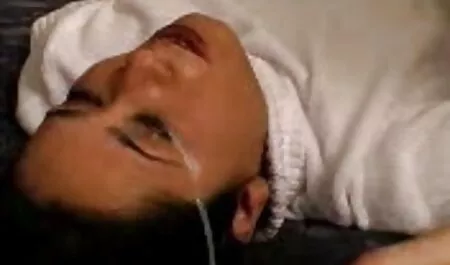 Mujer de silicona rasgada en dos grandes cojiendome ala vecina espárragos de empuje más profundo en la tráquea cum en la boca